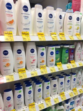12.03.2023 Ukrayna, Kharkov Nivea marka duş jelleri kozmetik mağazasının raflarında.