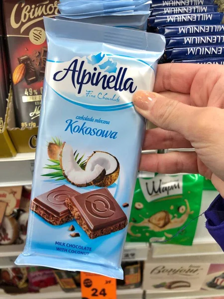 2023 Ucrania Kharkov Deliciosa Barra Chocolate Con Leche Alpinella Marca —  Fotos de Stock