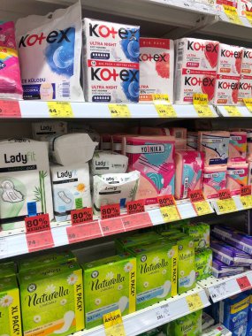 12.03.2023, Ukrayna, Kharkov: Logolu Kotex üretimi. Kotex, maksi, ince ve ultra ince pedleri içeren bir kadın hijyen ürünüdür..