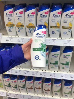 12.03.2023 Ukrayna, kozmetik mağazasında şampuanları olan Harkov rafı: Baş Omuzları Klasik Temiz Kepek Önleyici Şampuan. 