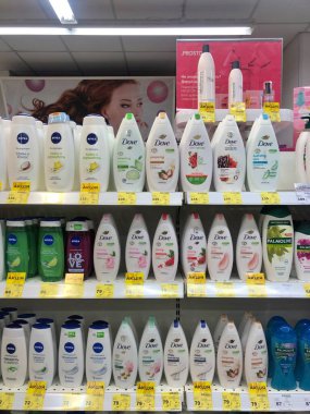 12.03.2023 Ukrayna, Kharkov Nivea ve Dove marka duş jelleri bir kozmetik mağazasının raflarında.