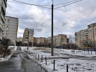 02.03.2023 Ukrayna, Harkiv, Kuzey Saltovka caddesi. Roket saldırılarından etkilenen yerleşim yerleri. Ukrayna 'da Savaş