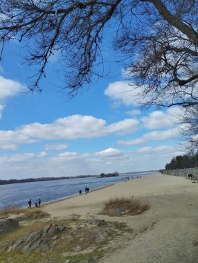 19.03.2023 Kremenchuk şehri, Ukrayna: Dinyeper Nehri kıyısı ve plajı