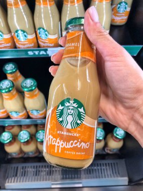 25.03.2023 Ukrayna, Harkiv, Starbucks soğuk içecek dolabı. Bir şişe Starbucks kahvesi.