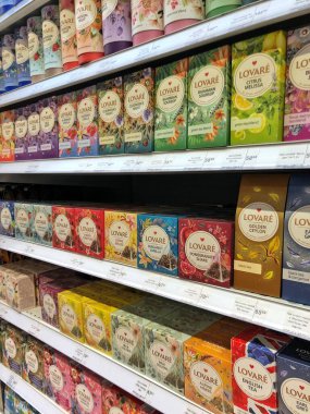 25.03.2023 Ukrayna, Harkiv, bir süpermarkette çay eşliğinde bir raf. Lovare çay markası