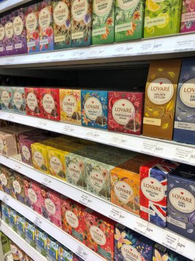 25.03.2023 Ukrayna, Harkiv, bir süpermarkette çay eşliğinde bir raf. Lovare çay markası