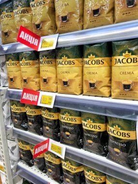25.03.2023 Ukrayna, Harkov, süpermarkette bir raf ve tahıl paketleri. Aromatik, lezzetli kahve.. 