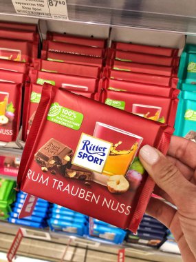 25.03.2023 Ukrayna, Harkov lezzetli Ritter Sport çikolatası bir mağaza rafında. Çikolata ellerinde.