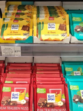 25.03.2023 Ukrayna, Harkiv mağaza rafında lezzetli Ritter Sport çikolatası. Ritter Sport çikolatalarının çeşitleri. Ritter Sport 1912 yılında Stuttgart-Bad Cannstatt, Almanya 'da kuruldu.. 