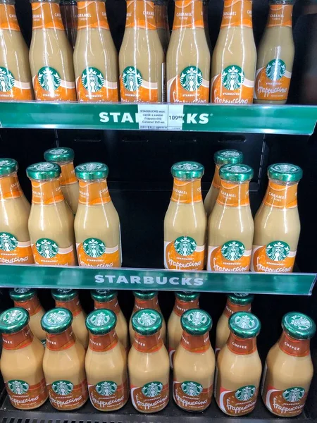 2023 Ukraina Charków Starbucks Zimne Napoje Lodówka Pyszny Napój Kawowy — Zdjęcie stockowe