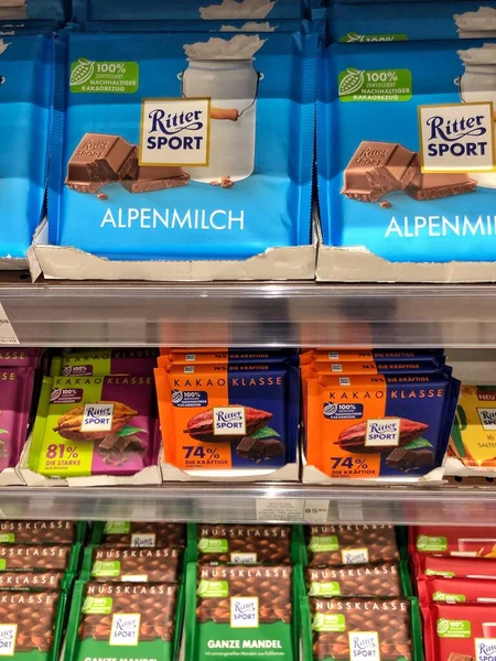 25.03.2023 Ukrayna, Harkov lezzetli Ritter Sport çikolatası bir mağaza rafında. Çikolata ellerinde.