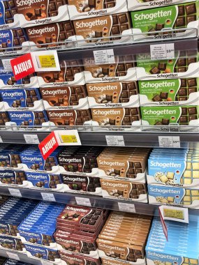 25.03.2023 Ukrayna, Harkov: Öğrenci çikolata paketleri. Dükkandaki lezzetli çikolata.