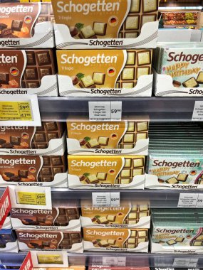 25.03.2023 Ukrayna, Harkov: Öğrenci çikolata paketleri. Dükkandaki lezzetli çikolata.