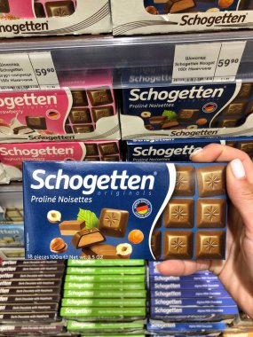 25.03.2023 Ukrayna, Harkov: Öğrenci çikolata paketleri. Dükkandaki lezzetli çikolata.