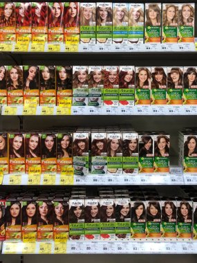 12.03.2023 Ukrayna, Harkov: Kadın Saç Boyası Ürünleri Süpermarket Rafında.