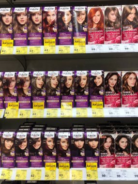 12.03.2023 Ukrayna, Harkov: Kadın Saç Boyası Ürünleri Süpermarket Rafında.