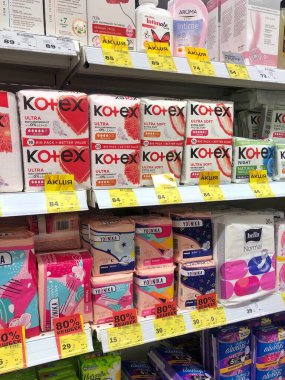 12.03.2023, Ukrayna, Kharkov: Logolu Kotex üretimi. Kotex, maksi, ince ve ultra ince pedleri içeren bir kadın hijyen ürünüdür..