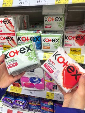 12.03.2023, Ukrayna, Kharkov: Logolu Kotex üretimi. Kotex, maksi, ince ve ultra ince pedleri içeren bir kadın hijyen ürünüdür..