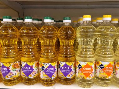 28.02.2023 Ukrayna, Harkiv, market süpermarketi. Ukrayna 'daki bir süpermarketin raflarında ayçiçeği yağı. 