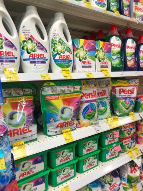 12.03.2023, Ukrayna, Kharkov mağaza rafında çamaşır tozu.