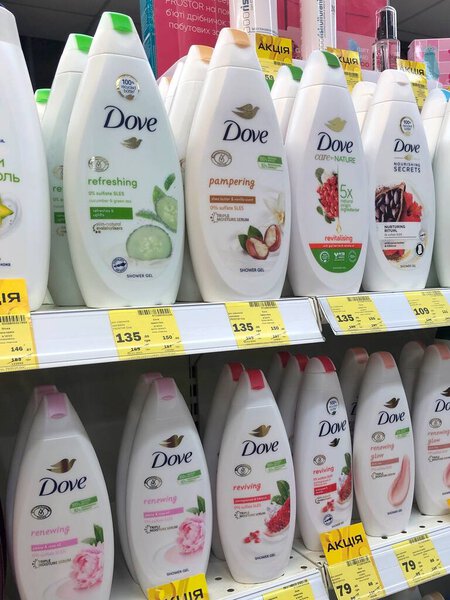 12.03.2023 Украина, Харьков Большой ассортимент гелей для душа марки Dove на полках косметического магазина