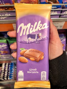 02.05.2023, Ukrayna, Harkiv, Milka çikolatası raflarda. Bir sürü mor Milka çikolatası. Milka, Mondelez International firması tarafından üretilen bir çikolata şekerlemesi.. 