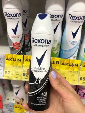 15.05.2023 Ukrayna, Harkiv, Rexona markasının deodorantlarıyla dolu bir süpermarkette bir raf.