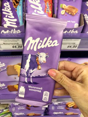 28.04.2023, Ukrayna, Harkiv, Milka çikolatası raflarda. Bir sürü mor Milka çikolatası. Milka, Mondelez International firması tarafından üretilen bir çikolata şekerlemesi.. 