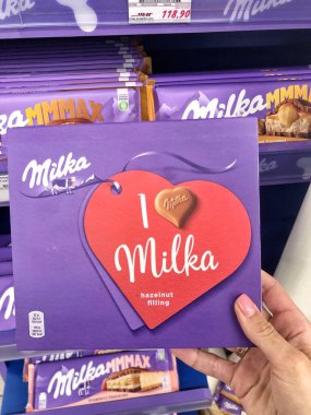 28.04.2023, Ukrayna, Harkiv, Milka çikolatası raflarda. Bir sürü mor Milka çikolatası. Milka, Mondelez International firması tarafından üretilen bir çikolata şekerlemesi.. 