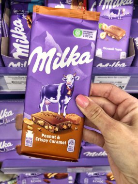 28.04.2023, Ukrayna, Harkiv, Milka çikolatası raflarda. Bir sürü mor Milka çikolatası. Milka, Mondelez International firması tarafından üretilen bir çikolata şekerlemesi.. 