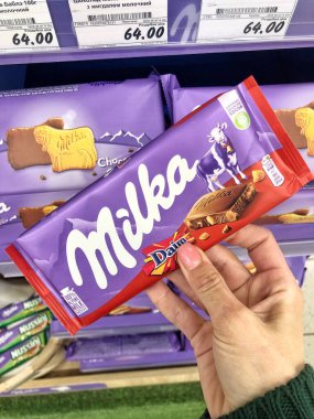 28.04.2023, Ukrayna, Harkiv, Milka çikolatası raflarda. Bir sürü mor Milka çikolatası. Milka, Mondelez International firması tarafından üretilen bir çikolata şekerlemesi.. 