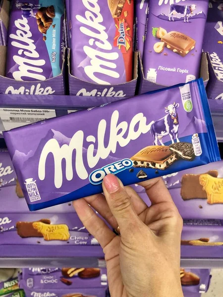 2023 Ukraine Kharkiv Chocolat Milka Sur Les Étagères Des Magasins — Photo