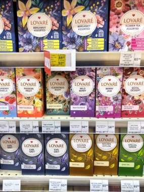 02.05.2023 Ukrayna, Harkiv, bir süpermarkette çay eşliğinde bir raf. Lovare çay markası