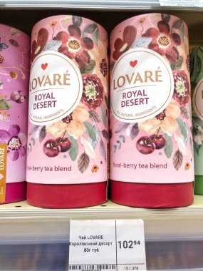 02.05.2023 Ukrayna, Harkiv, bir süpermarkette çay eşliğinde bir raf. Lovare çay markası