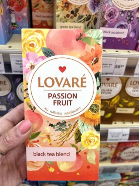 02.05.2023 Ukrayna, Harkiv, bir süpermarkette çay eşliğinde bir raf. Lovare çay markası