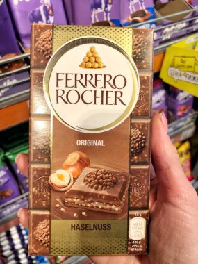 02.05.2023 Ukrayna, Harkov, Ferrero Rocher çikolatası. Marketin rafında nefis çikolata.