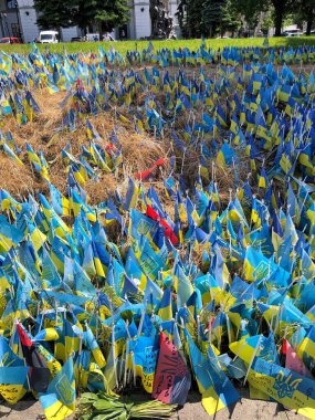 29.05.2023, Ukrayna, Kyiv: 'Düşen Ukrayna bayrakları 