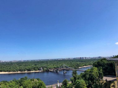 28.05.2023, Ukrayna, Kyiv, Ukrayna 'nın Kiev kentindeki Dinyeper Nehri üzerindeki yaya köprüsü.