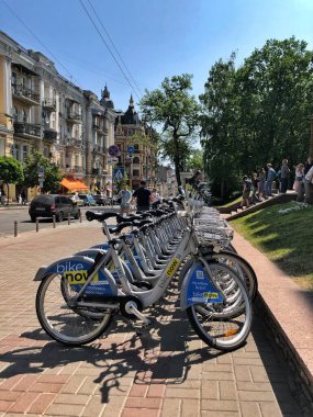 28.05.2023, Ukrayna, Kyiv, Ukrayna 'da işe gitmek ve seyahat etmek için Kyiv şehir taşıma bisikleti.