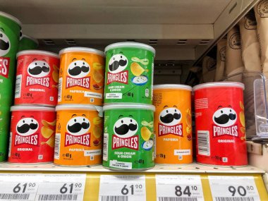 25.09.2023 Ukrayna, Harkov, Pringles cipsi - değişik çeşitlerde. Süpermarketin rafında bir kutu cips