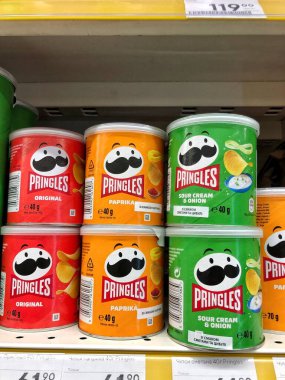 25.09.2023 Ukrayna, Harkov, Pringles cipsi - değişik çeşitlerde. Süpermarketin rafında bir kutu cips