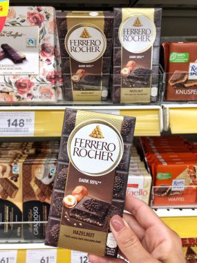 25.09.2023 Ukrayna, Harkov, Ferrero Rocher çikolatası. Marketin rafında nefis çikolata.