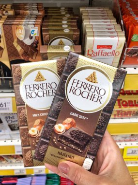 25.09.2023 Ukrayna, Harkov, Ferrero Rocher çikolatası. Marketin rafında nefis çikolata.