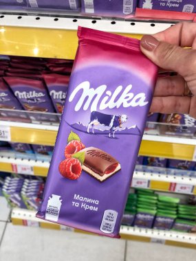 25.09.2023, Ukrayna, Harkiv, Milka çikolatası raflarda. Bir sürü mor Milka çikolatası. Milka, Mondelez International firması tarafından üretilen bir çikolata şekerlemesi.. 