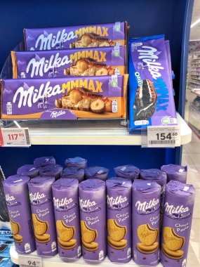25.09.2023, Ukrayna, Harkiv, Milka çikolatası raflarda. Bir sürü mor Milka çikolatası. Milka, Mondelez International firması tarafından üretilen bir çikolata şekerlemesi.. 