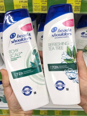 01.10.2023 Ukrayna, kozmetik mağazasında şampuanları olan Harkov rafı: Head Shoulders Klasik Temiz Kepek Önleyici Şampuan. İki paket şampuan.