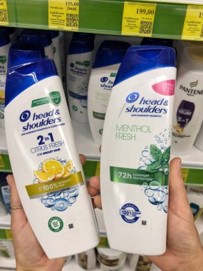 01.10.2023 Ukrayna, kozmetik mağazasında şampuanları olan Harkov rafı: Head Shoulders Klasik Temiz Kepek Önleyici Şampuan. İki paket şampuan.