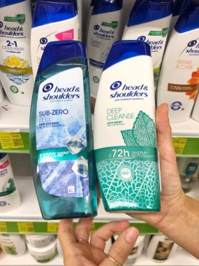 01.10.2023 Ukrayna, kozmetik mağazasında şampuanları olan Harkov rafı: Head Shoulders Klasik Temiz Kepek Önleyici Şampuan. İki paket şampuan.