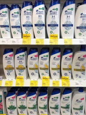 01.10.2023 Ukrayna, kozmetik mağazasında şampuanları olan Harkov rafı: Baş Omuzları Klasik Temiz Kepek Önleyici Şampuan. 