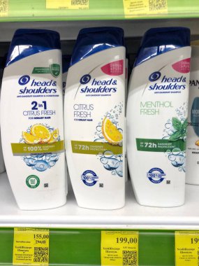 01.10.2023 Ukrayna, kozmetik mağazasında şampuanları olan Harkov rafı: Baş Omuzları Klasik Temiz Kepek Önleyici Şampuan. 